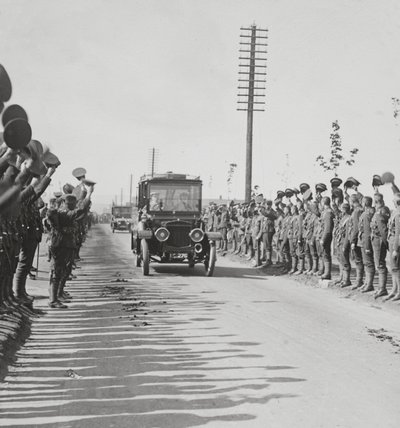 Una visita reale alle truppe, accoglienza entusiasta dai canadesi da English Photographer